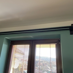 Tringles forg�es à deux tiges de couleur noire dans le hall de la maison individuelle