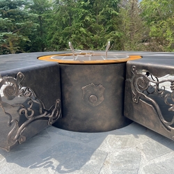 Foyer forg� à la main avec grill et espace de rangement pour le bois