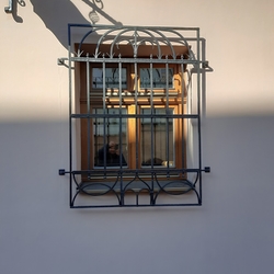 Restauration de grille historique sur la fenêtre d'un b�timent historique dans le centre de Presov