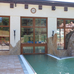 Bien-être au Spa Aphrodite �clair� par des appliques murales luxueuses au design historique