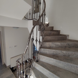 Rampes forgées pour l'escalier intérieur – rampes tournantes de qualité de UKOVMI Rampes forgées pour l'escalier intérieur – rampes tournantes de qualité de UKOVMI