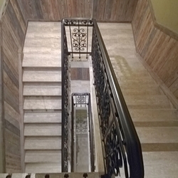Vue de la rampe d'escalier d'en haut - rampe forg�e dans l'int�rieur de la pension