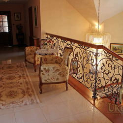 Garde-corps en fer forgé avec la main courante en bois - garde-corps d'intérieur rustique. Garde-corps en fer forgé avec la main courante en bois - garde-corps d'intérieur rustique.