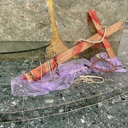 Cha�ne et clous en fer forg� symbolisant la crucifixion de J�sus dans l��glise de Notre-Dame Reine de la Paix en Slovaquie