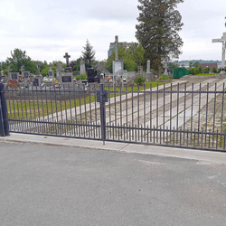 Portail en fer forg� près du cimetière