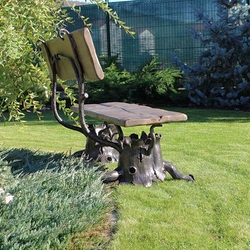 Banc de jardin en fer forg�. Quand la ferronnerie d'art symbiose avec la nature.