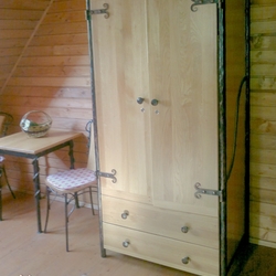 Armoire en fer forgé avec deux tiroirs – mobilier conçu et fabriqué pour la pension Šariš Park Armoire en fer forgé avec deux tiroirs – mobilier conçu et fabriqué pour la pension Šariš Park