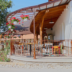 Aménagement stylé du restaurant Zwicker à Prešov – auvent et garde-corps de UKOVMI Aménagement stylé du restaurant Zwicker à Prešov – auvent et garde-corps de UKOVMI