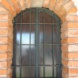 Grilles m�talliques dans l'�table pour chevaux