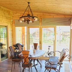 Meubles de salle à manger sur une v�randa. Table et chaises en fer forg� sur commande.