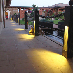 Un moment dans un jardin �clair�. Garde-corps et luminaires en un. Design contemporain.