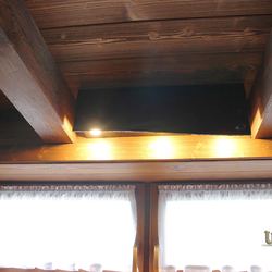 Luminaire d�int�rieur � enseigne en fer forg� sur mesure dans un chalet de montagne