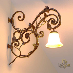 Applique mural en fer forg�. Luminaire d�int�rieur artisanal, style rustique, motif rosier.