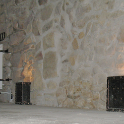 Luminaire en fer forg� dans une cave � vin
