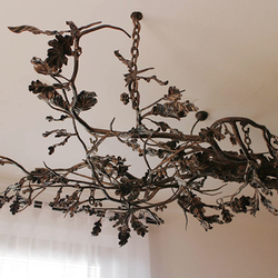 Lustre en fer forg� travaill� à la main - luminaire en forme de la branche de chêne.