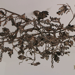 Lustre majestueux en forme de la branche de chêne entièrement travaill� à la main � luminaire à suspendre en fer forg�.