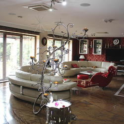 Chandelier en acier inoxydable - une sculpture dans la salle de s�jour d'une villa familial.