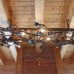 Suspension en fer forg� en motif de vigne. Luminaire comme un v�ritable objet de d�coration.