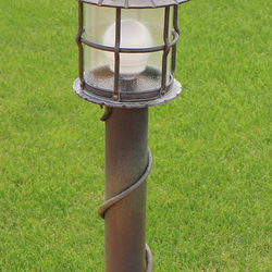 Lampe de jardin en fer forg� et en verre. Luminaire d�ext�rieur de style classique à l'ancienne..
