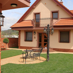 Lampadaire à trois ampoules, applique mural, banc de jardin en fer forg�,une ambiance conviviale.