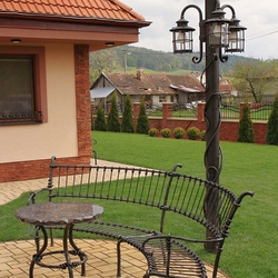 Luminaire, table, banc en fer forg�. L'ensemble d'am�nagement d'un jardin, terrasse ou parc.