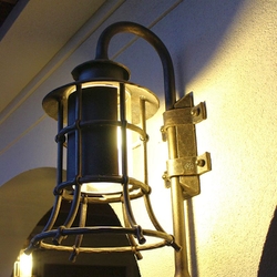 La lampe en fer forg� avec un abat-jour