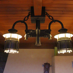 �clairage en fer forg� dans une tonnelle