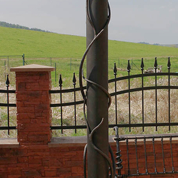 Luminaire – pilier d’extérieur en fer forgé. Lampadaire de style classique pour jardins et parcs. Luminaire – pilier d’extérieur en fer forgé. Lampadaire de style classique pour jardins et parcs.