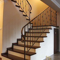 Garde-corps forgé intérieur - garde-corps simple dans une maison familiale Garde-corps forgé intérieur - garde-corps simple dans une maison familiale