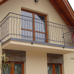 Garde-corps d�ext�rieur en fer forg� - balcon. Barreaux ronds, martel�s à chaud. Œuvre artisanal.