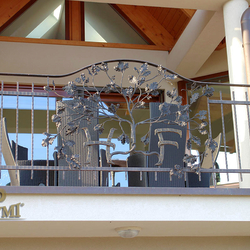 Garde-corps en fer forg� sur une maison familiale - blason