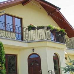 Garde-corps en fer forg� sur une maison familiale