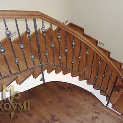 Garde-corps d'intérieur - construit par les balustres en forme de grume, la main courante en bois. Garde-corps d'intérieur - construit par les balustres en forme de grume, la main courante en bois.