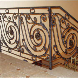Garde-corps en fer forgé artisanal pour l'escalier sur mesure dans une maison familiale. Garde-corps en fer forgé artisanal pour l'escalier sur mesure dans une maison familiale.