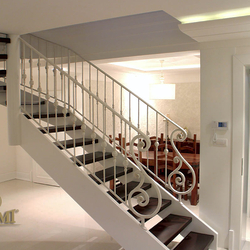 Garde-corps en fer forgé - couleur yvoire, escalier d'intérieur dans une villa réalisé par UKOVMI. Garde-corps en fer forgé - couleur yvoire, escalier d'intérieur dans une villa réalisé par UKOVMI.