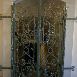 Grille forg�e dans un b�timent historique