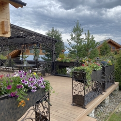 Balustrades de terrasse avec des pots de fleurs int�gr�s ont embellit la cabane des Tatras - con�ues et fabriqu�es par UKOVMI