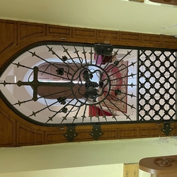 Grilles en fer forgé fabriquées pour l'église du village de Krásna Lúka, à l'est de la Slovaquie Grilles en fer forgé fabriquées pour l'église du village de Krásna Lúka, à l'est de la Slovaquie
