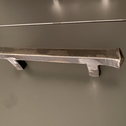 D�tail d'une poign�e forg�e sur un tiroir de garde-robe - mobilier moderne