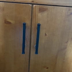 Poign�es forg�es sur une vieille armoire r�nov�e