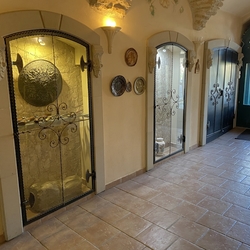 Vue d'ensemble de l'int�rieur d'un b�timent historique du 15e siècle � travaux forg�s de UKOVMI