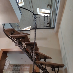 Escalier en fer forg� avec rampe de soutien - vue d�taill�e de l'entr�e dans le grenier