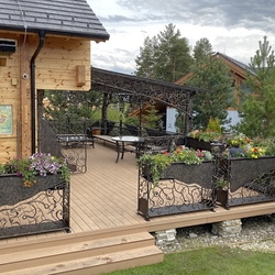 Balustrade ext�rieure luxueuse avec des pots de fleurs, abri et mobilier de jardin fabriqu�s sur mesure pour un client