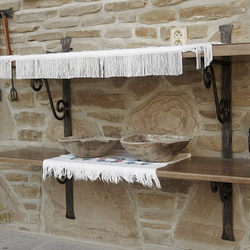 �tagère en fer forg� avec bois dans un kiosque d'�t� en pierre - mobilier en fer forg�