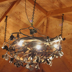 Lustre en fer forg� Dub � lustre d�int�rieur, au motif de chêne int�gr� dans une roue de charrette 