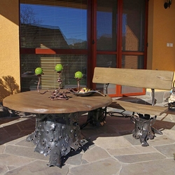 L'ensemble de meubles pour la terrasse en fer forg�. Banc et table d'ext�rieur.