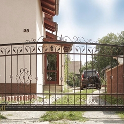 Portail en fer forg� compos� de semi-produits