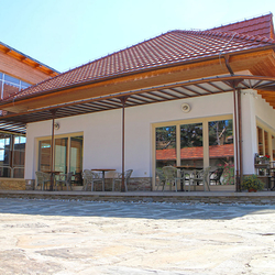 Coin extérieur unique, couvert avec un auvent de UKOVMI Coin extérieur unique, couvert avec un auvent de UKOVMI