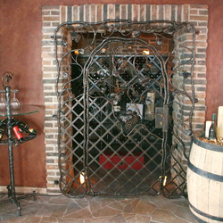 Grille et accessoires en fer forg� d'un bar � vin