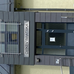 Inscription en inox sur l'église Inscription en inox sur l'église